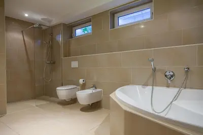 Ein Badezimmer in der Unterkunft nidusROOMS: Suite Hockenheim