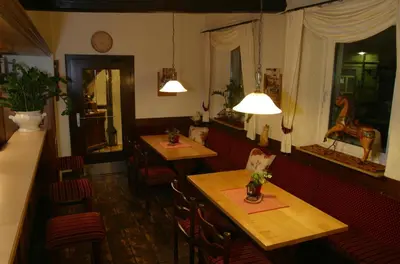 Ein Restaurant oder anderes Speiselokal in der Unterkunft Hotel zur Pfalz