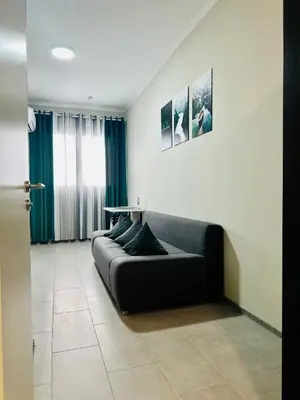 Ein Sitzbereich in der Unterkunft Neuwertiges Apartment mit schnellem WLAN, Netflix, Glasfaser, Kostenlose Privatparkplatz auch für Transporter geeignet R21