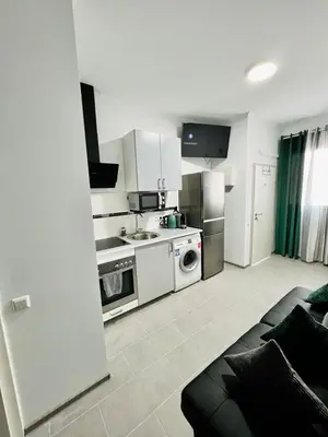 Küche/Küchenzeile in der Unterkunft Neuwertiges Apartment mit schnellem WLAN, Netflix, Glasfaser, Kostenlose Privatparkplatz auch für Transporter geeignet R21