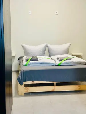 Ein Bett oder Betten in einem Zimmer der Unterkunft Neuwertiges Apartment mit schnellem WLAN, Netflix, Glasfaser, Kostenlose Privatparkplatz auch für Transporter geeignet R21