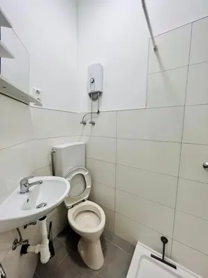 Ein Badezimmer in der Unterkunft Neuwertiges Apartment mit schnellem WLAN, Netflix, Glasfaser, Kostenlose Privatparkplatz auch für Transporter geeignet R21