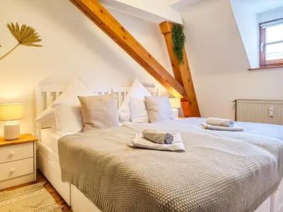 Ein Bett oder Betten in einem Zimmer der Unterkunft ROMANTIC-Apartment - Altbauflair mit Dachterrasse & Waldblick, Maisonette, 80m2