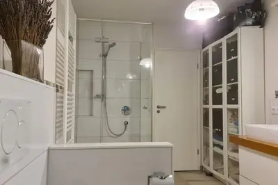 Ein Badezimmer in der Unterkunft Exklusive Wohnung mit herrlicher Terrasse und Garten