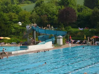 Der Swimmingpool an oder in der Nähe von Wohnen am historischen Rathaus