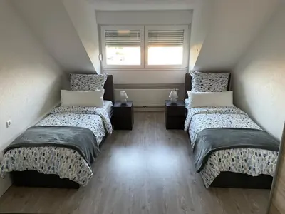 Ein Bett oder Betten in einem Zimmer der Unterkunft Apartment Delux mit 4 Schlafzimmer