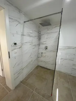 Ein Badezimmer in der Unterkunft Modernes Haus 5 Min vom See