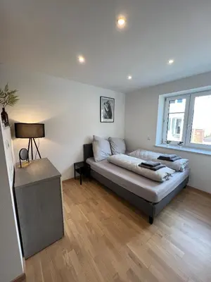 Ein Bett oder Betten in einem Zimmer der Unterkunft Gemütliches Studio-Apartment in Karlsruhe Neureut - Nähe Uni-KIT-Messe, Fußbodenheizung, Regendusche, Waschmaschine, Stellplatz