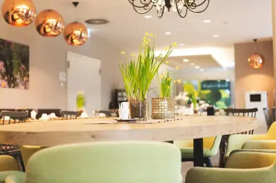 Ein Restaurant oder anderes Speiselokal in der Unterkunft Weinhotel Kaisergarten