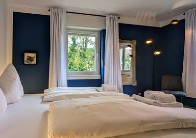 Ein Bett oder Betten in einem Zimmer der Unterkunft 65qm Altbaucharme mit zwei Balkonen
