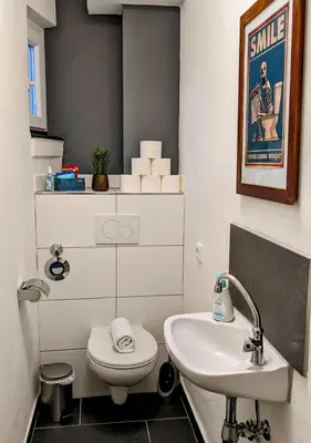 Ein Badezimmer in der Unterkunft 65qm Altbaucharme mit zwei Balkonen
