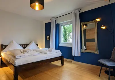 Ein Bett oder Betten in einem Zimmer der Unterkunft 65qm Altbaucharme mit zwei Balkonen