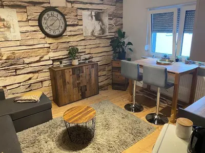 Ein Sitzbereich in der Unterkunft Kleines Apartment mit begehbarer Dusche im Schlafzimmer
