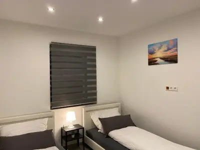 Ein Bett oder Betten in einem Zimmer der Unterkunft STN Apartment Suite - Ferienwohnung mit 2 Schlafzimmer & Parkplatz, Highspeed WLAN, Fußbodenheizung & Netflix Premium, Zentral zu Audi & Schwarz Gruppe