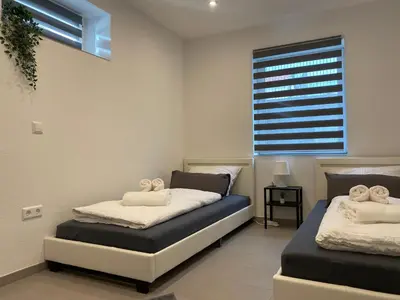 Ein Bett oder Betten in einem Zimmer der Unterkunft STN Apartment Suite - Ferienwohnung mit 2 Schlafzimmer & Parkplatz, Highspeed WLAN, Fußbodenheizung & Netflix Premium, Zentral zu Audi & Schwarz Gruppe