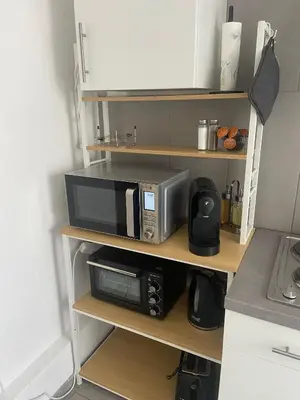 Küche/Küchenzeile in der Unterkunft STN Apartment Suite - Ferienwohnung mit 2 Schlafzimmer & Parkplatz, Highspeed WLAN, Fußbodenheizung & Netflix Premium, Zentral zu Audi & Schwarz Gruppe