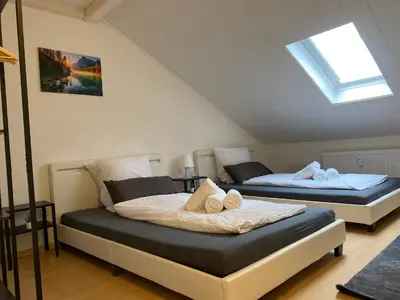 Ein Bett oder Betten in einem Zimmer der Unterkunft STN Deluxe Suite - Ferienwohnung mit 2 Schlafzimmer & Parkplatz, Highspeed WLAN, Netflix Premium, Zentral zu Audi & Schwarz Gruppe