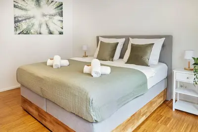 Ein Bett oder Betten in einem Zimmer der Unterkunft NIRO I Design City Apartment, modern, ebenerdig, 3 Schlafzimmer