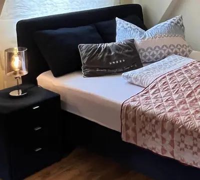 Ein Bett oder Betten in einem Zimmer der Unterkunft Sandys Cozy Stone Cottage
