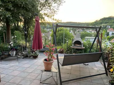 Ein Garten an der Unterkunft Sandys Cozy Stone Cottage
