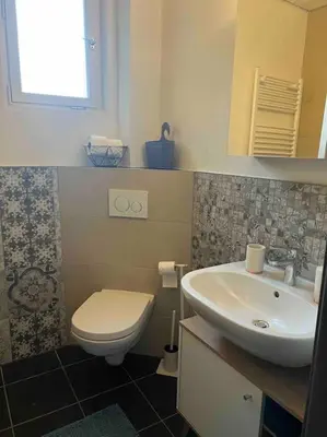 Ein Badezimmer in der Unterkunft Sandys Cozy Stone Cottage