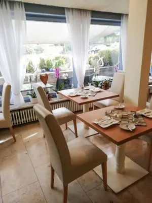 Ein Sitzbereich in der Unterkunft Hotel Sonnenhof Garni
