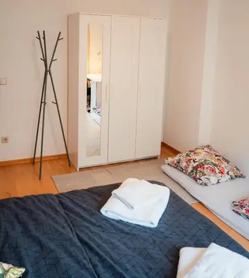 Ein Bett oder Betten in einem Zimmer der Unterkunft N39 Whole 3-Room Apartment or Individual Room in Karlsruhe Südstadt