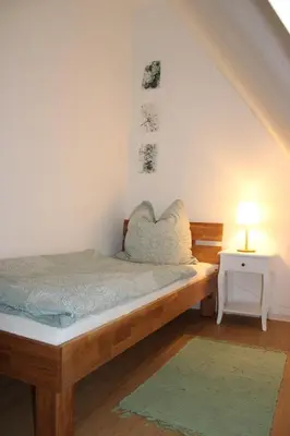 Ein Bett oder Betten in einem Zimmer der Unterkunft Direkt am Wald mit Panoramablick bis zur Pfalz