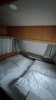 Ein Bett oder Betten in einem Zimmer der Unterkunft Wildcamp Resort Masseria la Murgia Unterkunft in einem Wohnwagen