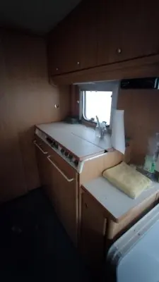 Küche/Küchenzeile in der Unterkunft Wildcamp Resort Masseria la Murgia Unterkunft in einem Wohnwagen