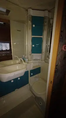 Ein Badezimmer in der Unterkunft Wildcamp Resort Masseria la Murgia Unterkunft in einem Wohnwagen