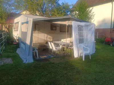 Ein Garten an der Unterkunft Wildcamp Resort Masseria la Murgia Unterkunft in einem Wohnwagen