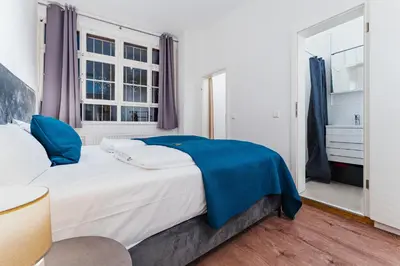 Ein Bett oder Betten in einem Zimmer der Unterkunft LiT LiVING - Luxus - Box SprIng - WH Old Town - Parking