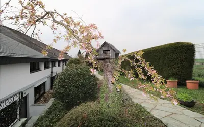 Ein Garten an der Unterkunft Schöne EinliegerWhg (74m²) in Villa mit Traumlage