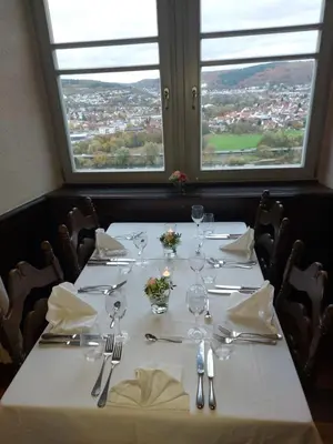 Ein Restaurant oder anderes Speiselokal in der Unterkunft Eventlocation & Hotel Schloss Neuburg