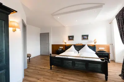 Ein Bett oder Betten in einem Zimmer der Unterkunft Eventlocation & Hotel Schloss Neuburg