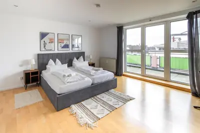 Ein Bett oder Betten in einem Zimmer der Unterkunft Penthouse-Maisonette - City Center, Highspeed Internet, Garage