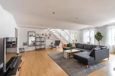 Ein Sitzbereich in der Unterkunft Penthouse-Maisonette - City Center, Highspeed Internet, Garage
