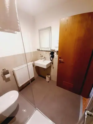 Ein Badezimmer in der Unterkunft Pension Dorfengel