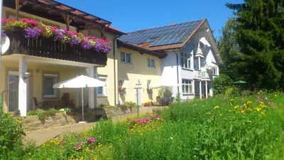 Ein Garten an der Unterkunft Ferienwohnungen Eichenhof