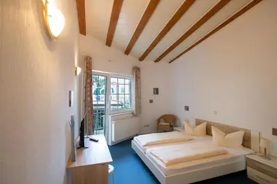 Ein Bett oder Betten in einem Zimmer der Unterkunft Hotel Schlosshof Dolgesheim