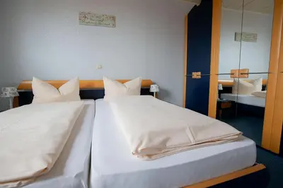 Ein Bett oder Betten in einem Zimmer der Unterkunft Hotel Schlosshof Dolgesheim