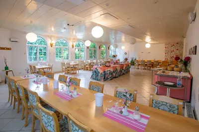 Ein Restaurant oder anderes Speiselokal in der Unterkunft Hotel Schlosshof Dolgesheim