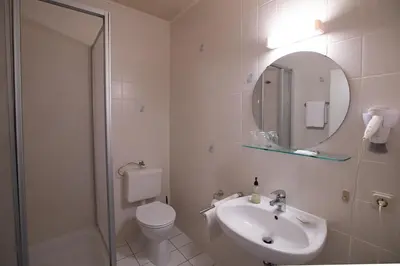 Ein Badezimmer in der Unterkunft Hotel Schlosshof Dolgesheim