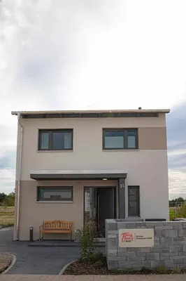 Das Gebäude in dem sich das Ferienhaus befindet