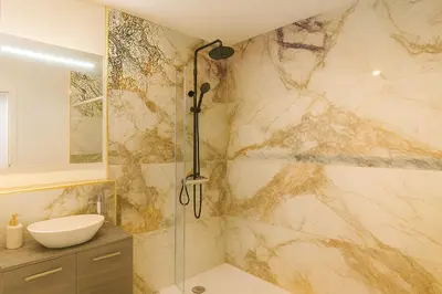Ein Badezimmer in der Unterkunft Modernes City Apartment in Top Lage, Balkon, kostenloser Parkplatz max 1,65m Höhe und 1,8m Breite