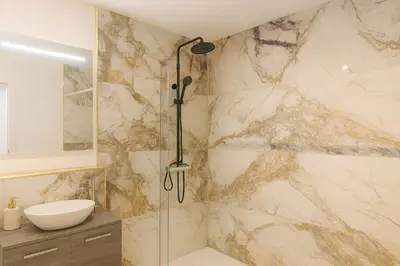 Ein Badezimmer in der Unterkunft Modernes City Apartment in Top Lage, Balkon, kostenloser Parkplatz max 1,65m Höhe und 1,8m Breite