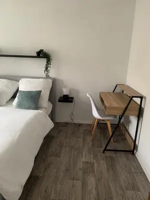 Ein Bett oder Betten in einem Zimmer der Unterkunft Komfortables zimmer mit wlan/HBF