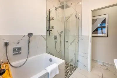 Ein Badezimmer in der Unterkunft VIVID Luxury Apartment Ludwigsburg - Blühendes Barock-Forum-Schloss-Downtown-Modern