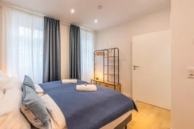 Ein Bett oder Betten in einem Zimmer der Unterkunft VIVID Luxury Apartment Ludwigsburg - Blühendes Barock-Forum-Schloss-Downtown-Modern